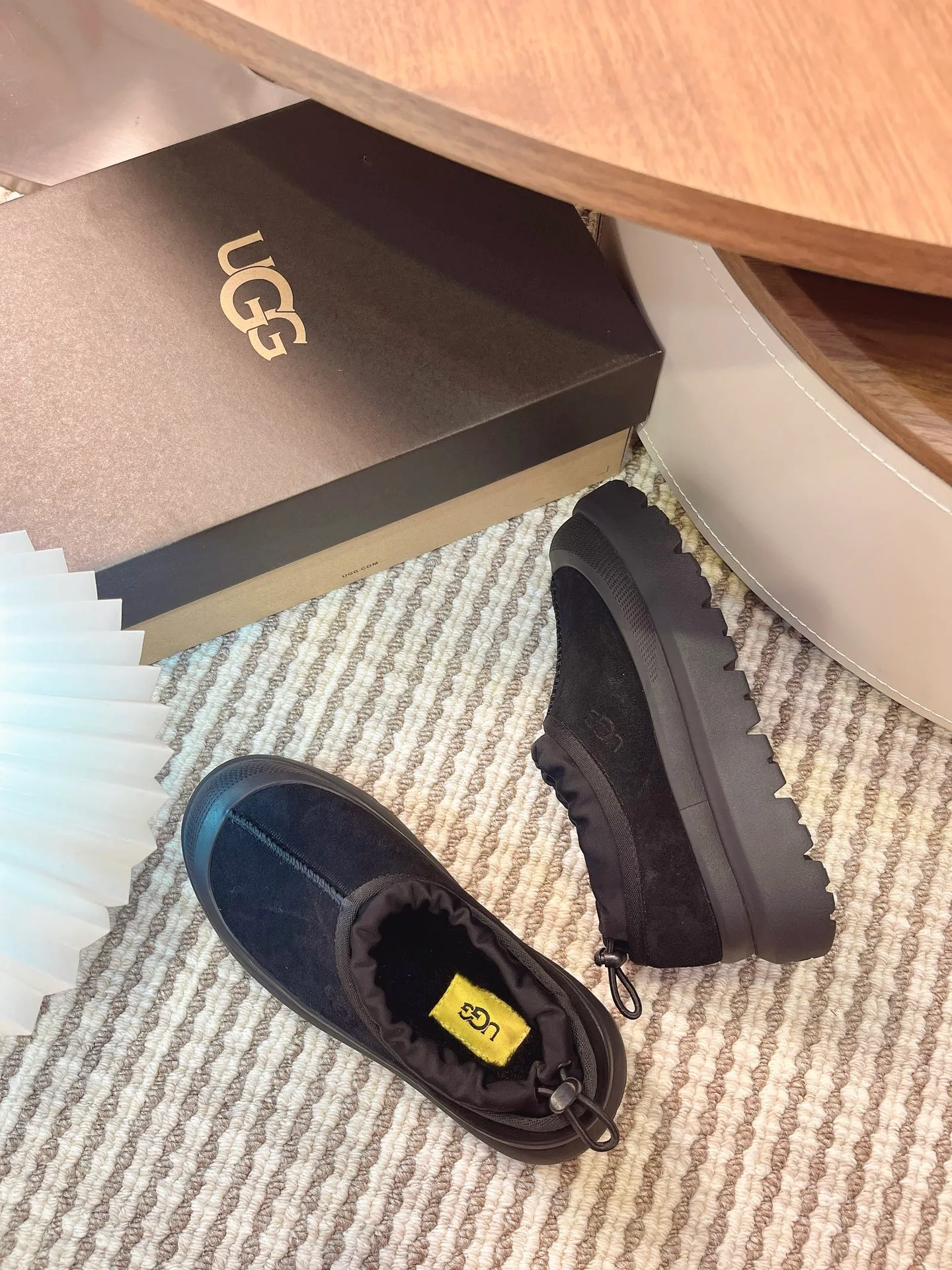 [UGG] P:500💰 Couple shoes Size: 35-44 [Wang Yibo's same style] UGG2025 new winter style Tasman fashion shoes for men and women 1144096 Ugg new fur shoes for autumn and winter, snow boots, same style for men and women ~ Handsome slip-on, lazy shoes, super easy to put on and take off ~ Suede cowhide fabric ~The soles are molded from original soles, not cheap rubber foam, but made of modern material. The characteristics of this material are that it is light, wear-resistant and non-slip. The outsole has a clear logo imprint, which is comparable to that of a store~